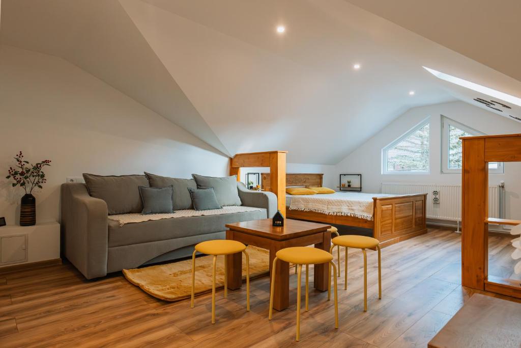 Giường trong phòng chung tại Riverside Bușteni