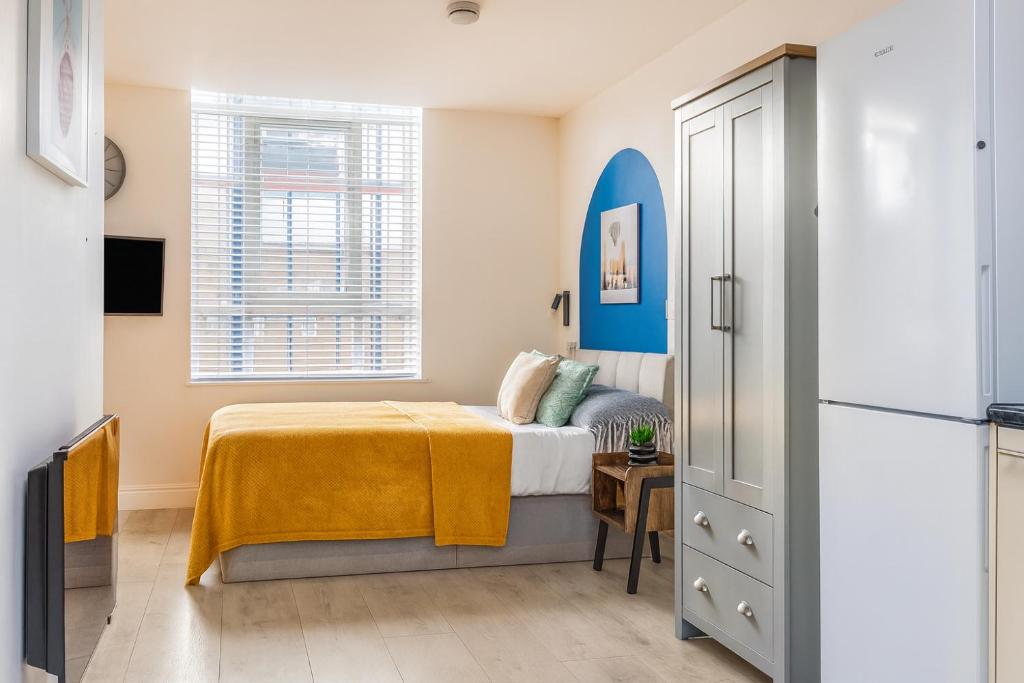 En eller flere senge i et værelse på Contemporary Modern Studio