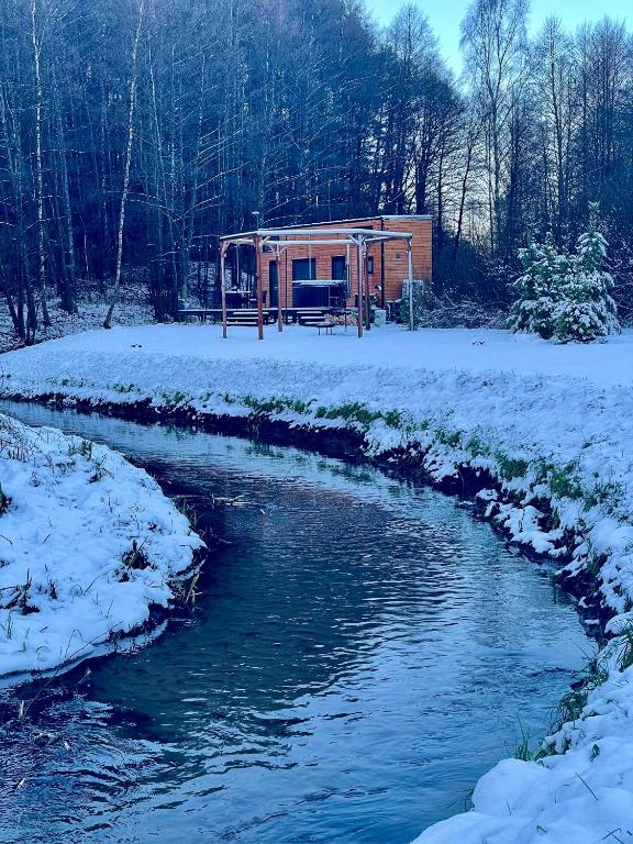 ZblewoTiny Silent House的河边的雪间小屋