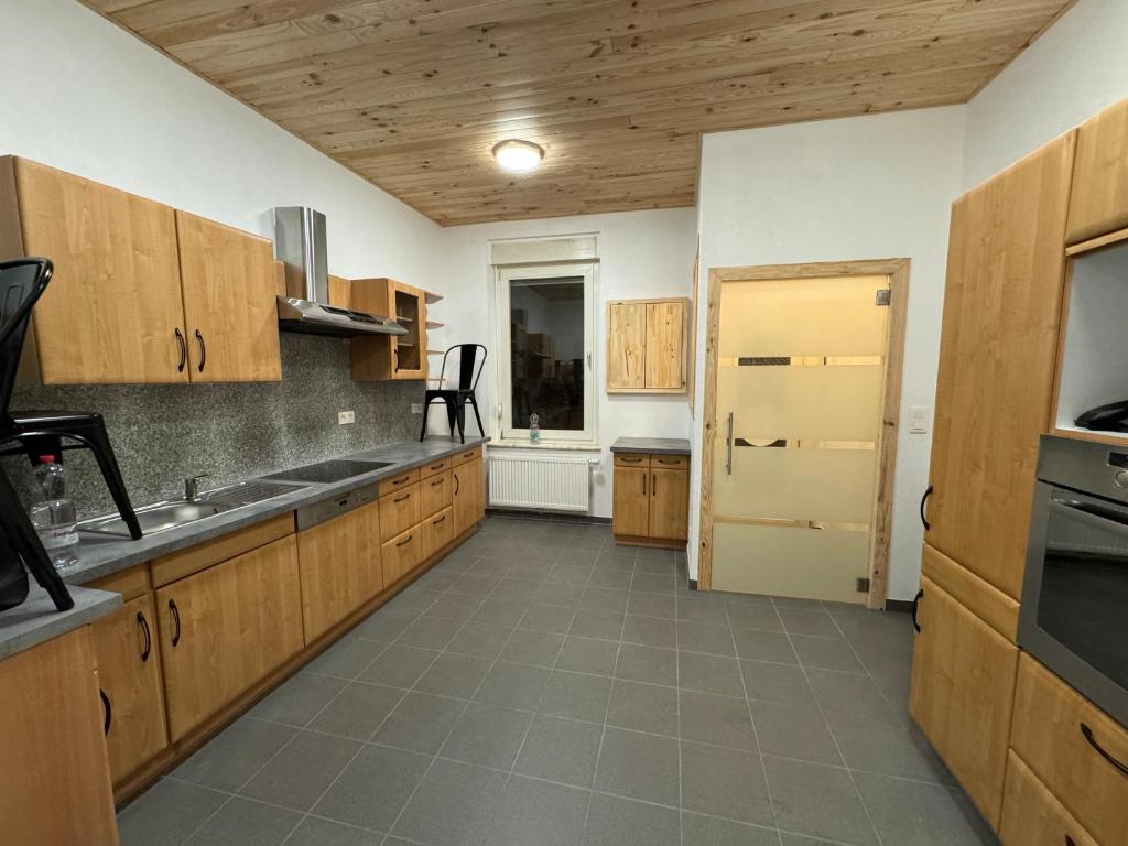 Kuchyň nebo kuchyňský kout v ubytování Appartement Luxembourg Esch-sur-Alzette