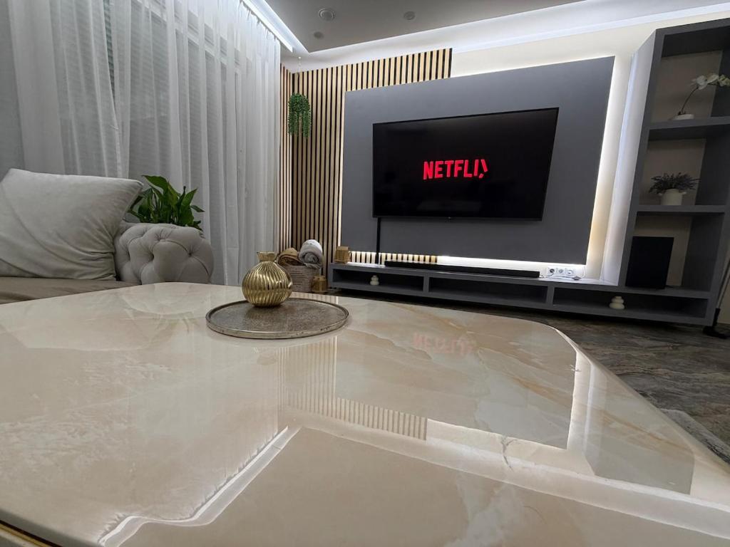 Et tv og/eller underholdning på Wellness with Jacuzzi and Sauna Near to Cologne Koeln private