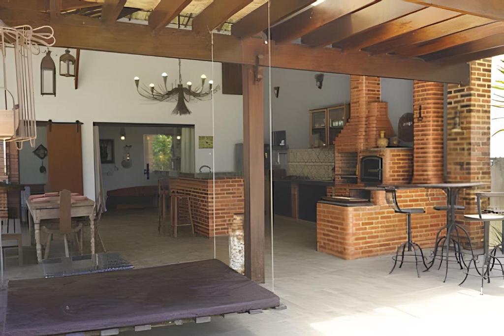a living room with a table and a dining room at Casa Rústica - Próx à Praia in Saquarema