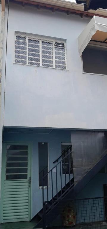 a white building with a staircase and a window at Cantinho do Sossego in Indaiatuba