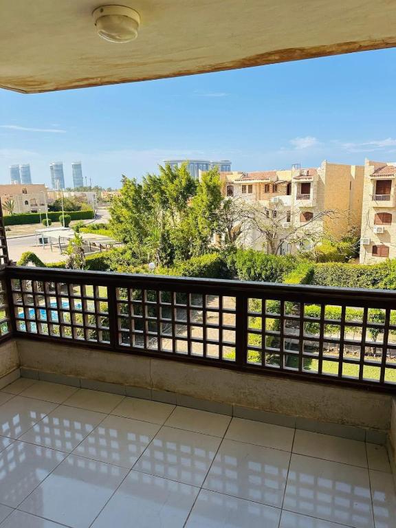 ein Balkon mit Blick auf die Stadt in der Unterkunft شاليه للايجار غرفتين مارينا 7 in El-Alamein