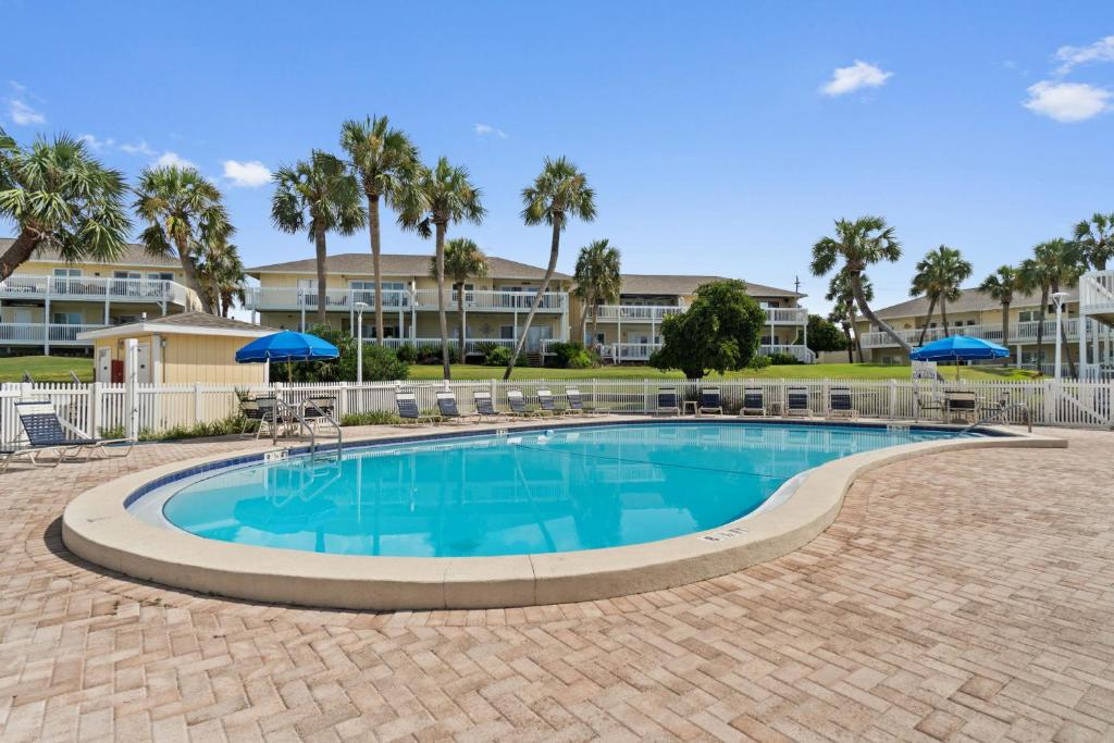 una grande piscina con sedie e ombrelloni di Hello Sunshine at Sandpiper Cove a Destin