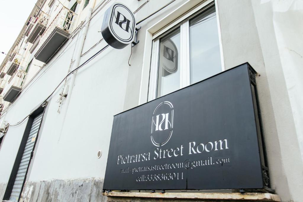 un cartello per la parte anteriore di un edificio di Pietrarsa Street Room a Portici