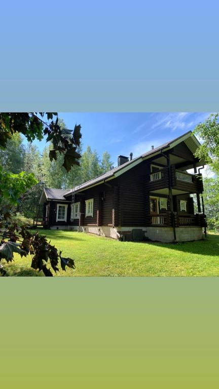 OtalampiVilla Sofia的一座带草地庭院的大型木屋