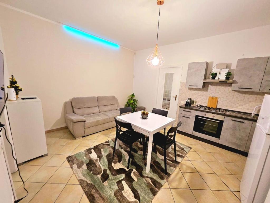 une cuisine et un salon avec une table et un canapé dans l'établissement Stradivarius House, à Crémone