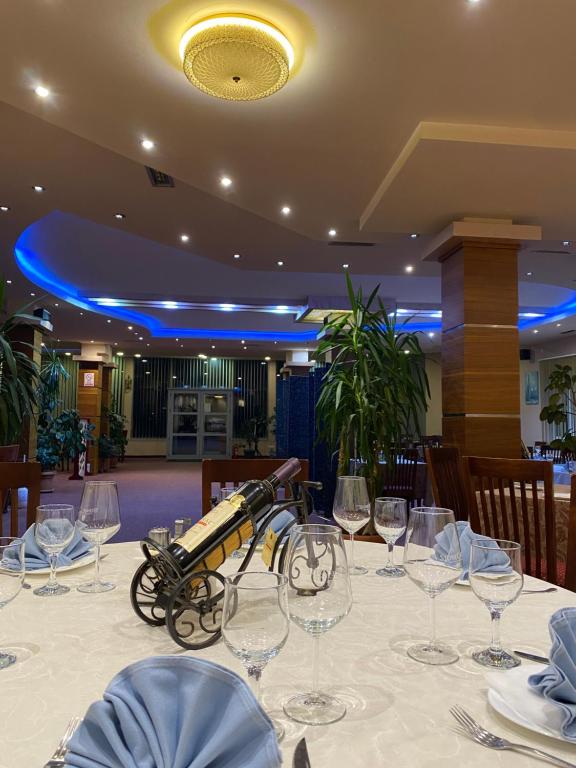 - une table avec des verres à vin en haut dans l'établissement Hotel Restaurant Arena, à Kastriot