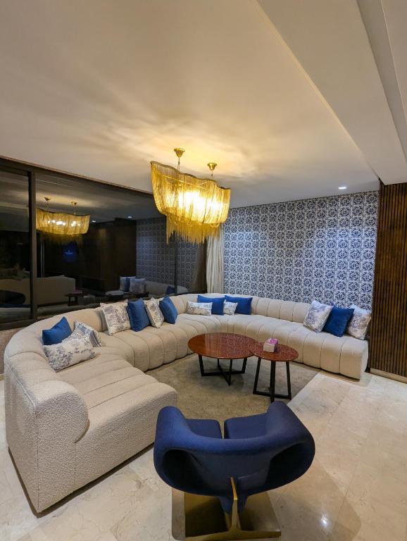 Posezení v ubytování Villa 4-Bedroom with Private Pool & Rooftop Sea View in Tamaris