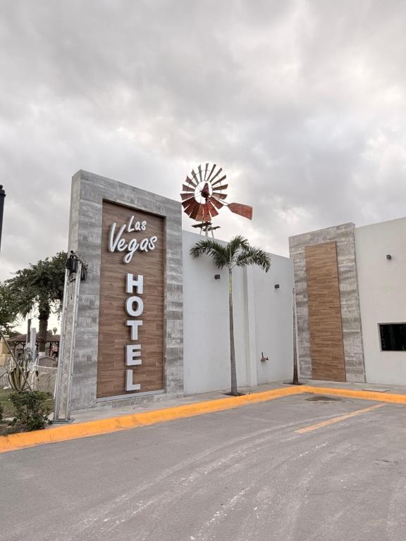 a building with a windmill on the side of it at Hotel Las Vegas in Matamoros