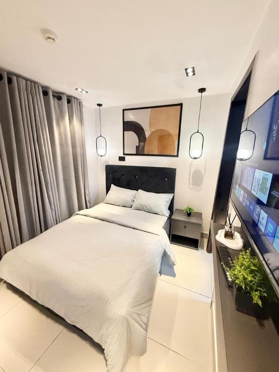 Giường trong phòng chung tại Modern Studio Apartment in the heart of Ikoyi