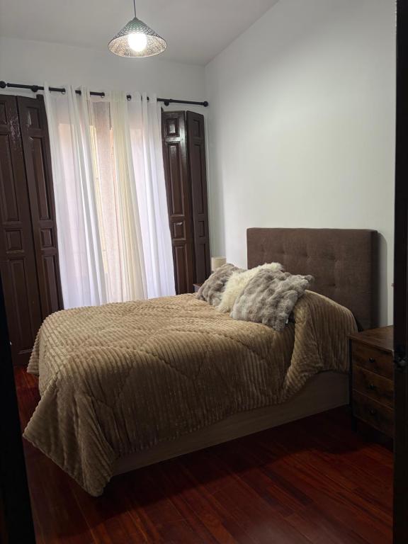 En eller flere senge i et værelse på Un Rincón en Alcalá