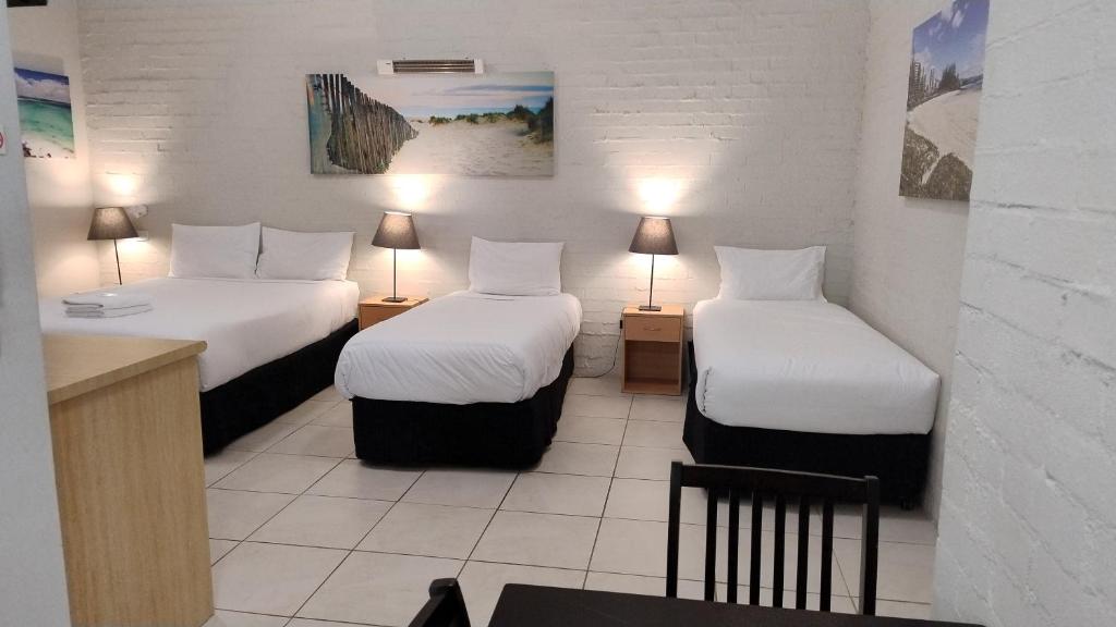 En eller flere senge i et værelse på Ocean Shores Motel