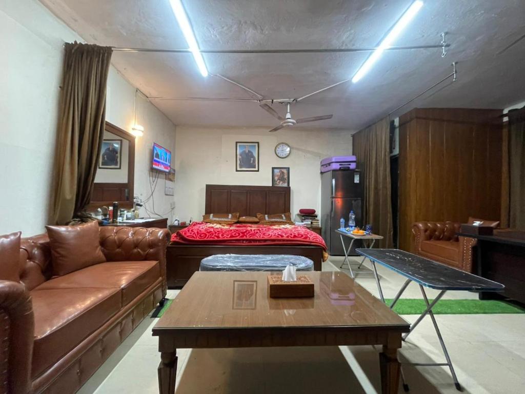 ein Wohnzimmer mit Sofa und Bett in der Unterkunft Secure Private Apartment Privacy Guaranteed in Lahore