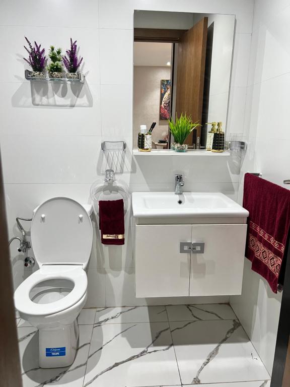 un bagno bianco con un water e un lavandino di Studio Glamour a Casablanca