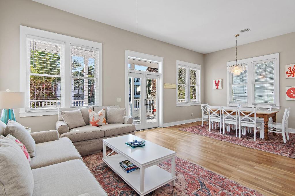 un salon avec un canapé et une table dans l'établissement Shore Fun At Destin Pointe Resort, à Destin