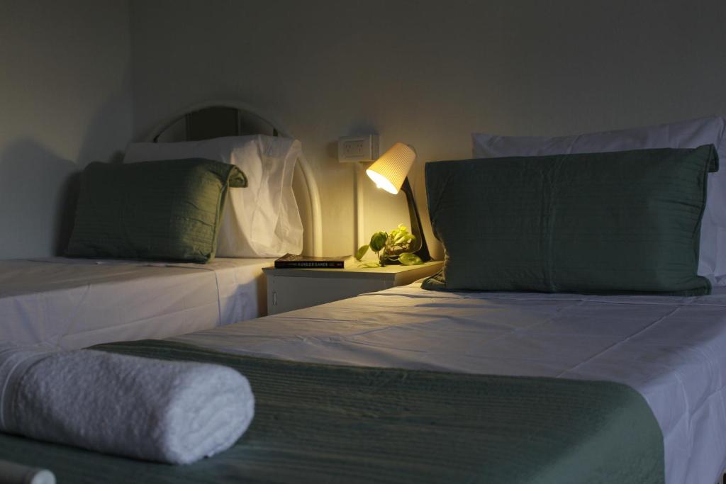 En eller flere senge i et værelse på Catalina House