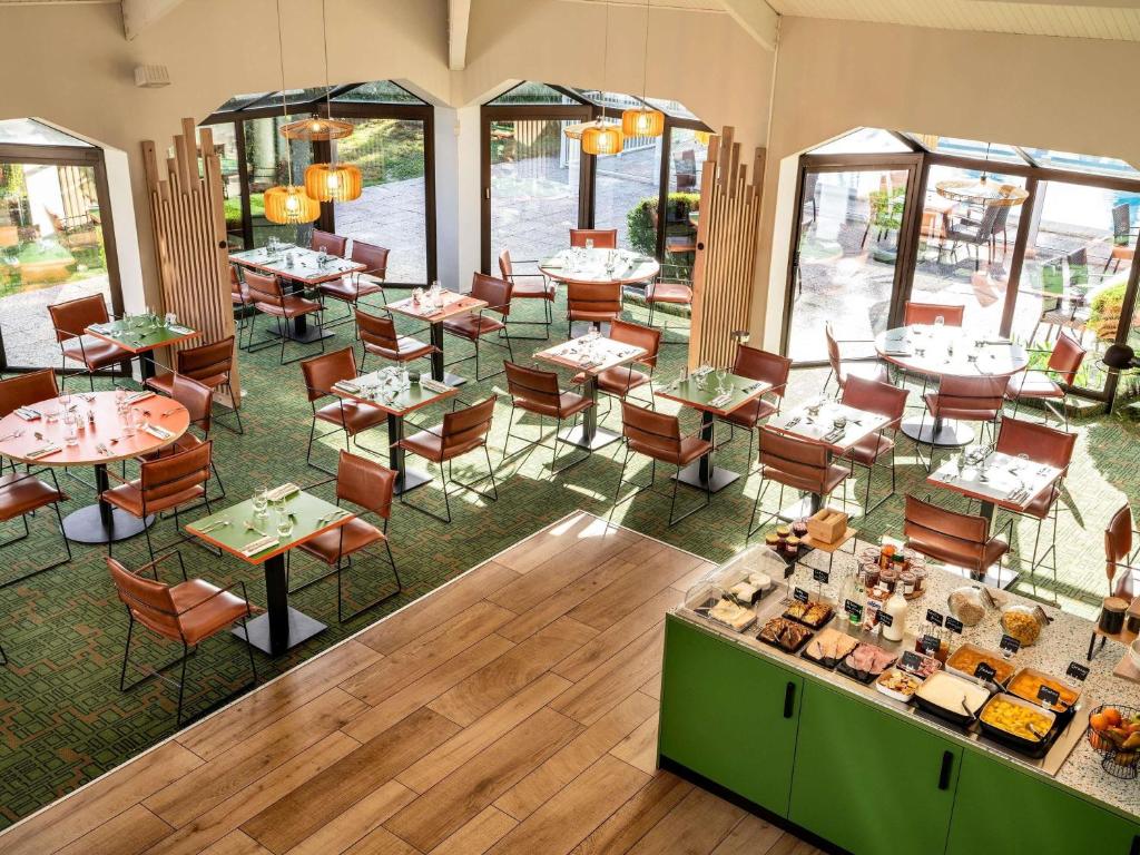 een bovenaanzicht van een restaurant met tafels en stoelen bij Ibis Styles Lisieux Normandie in Lisieux