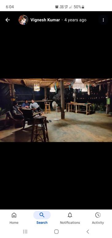 una pagina di un sito web con l'immagine di una stanza di Beyond Guest House ad Auroville