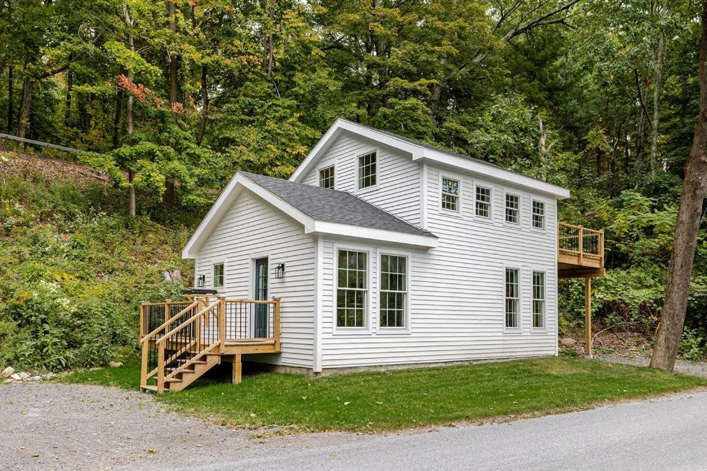 een klein wit huis met een terras in het gras bij Berkshire House in Hillsdale