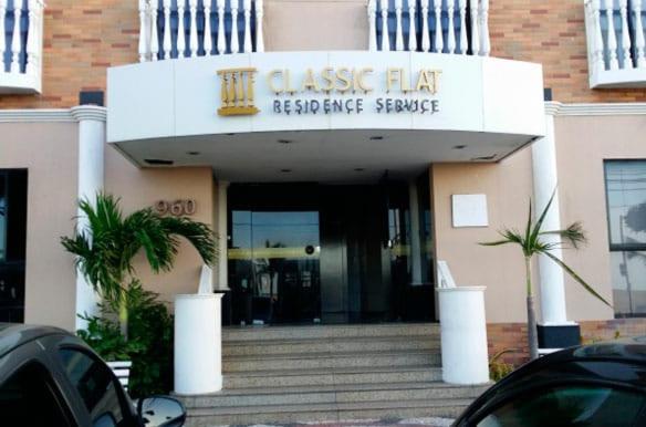 un ingresso piatto in vetro di un edificio con una porta di Classic Flat a Fortaleza