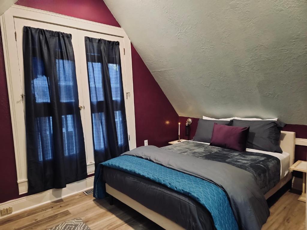 En eller flere senge i et værelse på The Dove Room at Stag and Sparrow