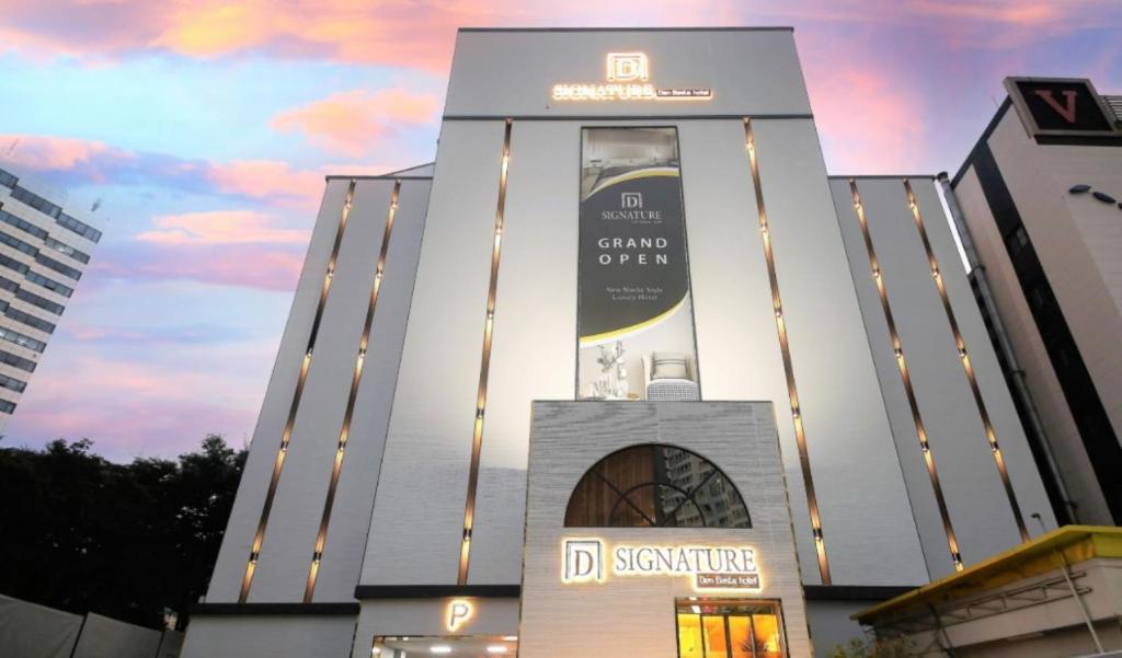 ein Gebäude mit einem Schild an der Seite in der Unterkunft Munhyeon Signature Denbasta Hotel in Busan