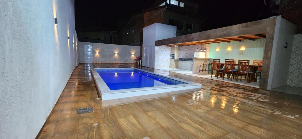 una piscina al centro di una casa di Casa Abade - 4 Quartos - Excelente Localização a Itacaré