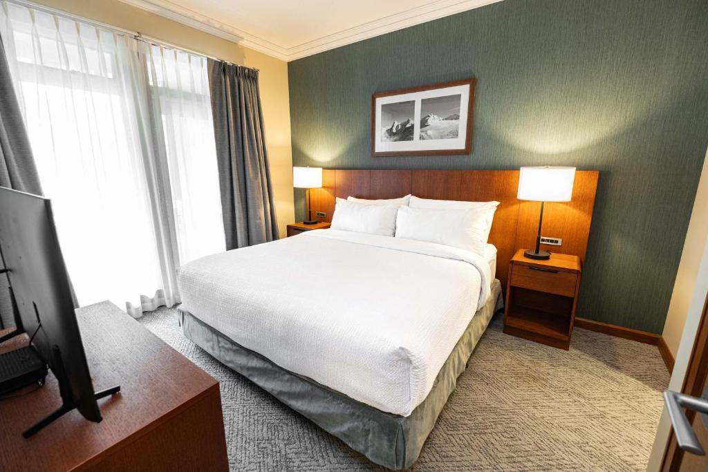 Sutton Place Hotel Revelstoke Mountain Resort photo