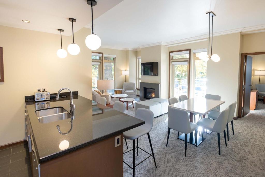 Sutton Place Hotel Revelstoke Mountain Resort photo