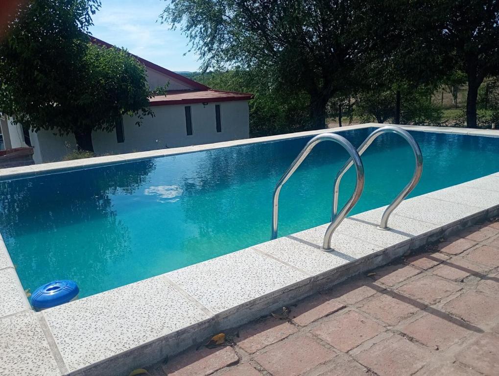 - une piscine avec deux rails métalliques à côté dans l'établissement Bialet Masse, à Cuesta Blanca