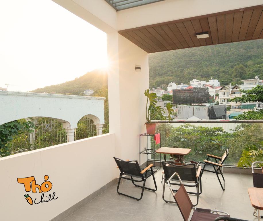 een balkon met stoelen en een tafel en uitzicht bij Thỏ Chill Homestay in Vung Tau