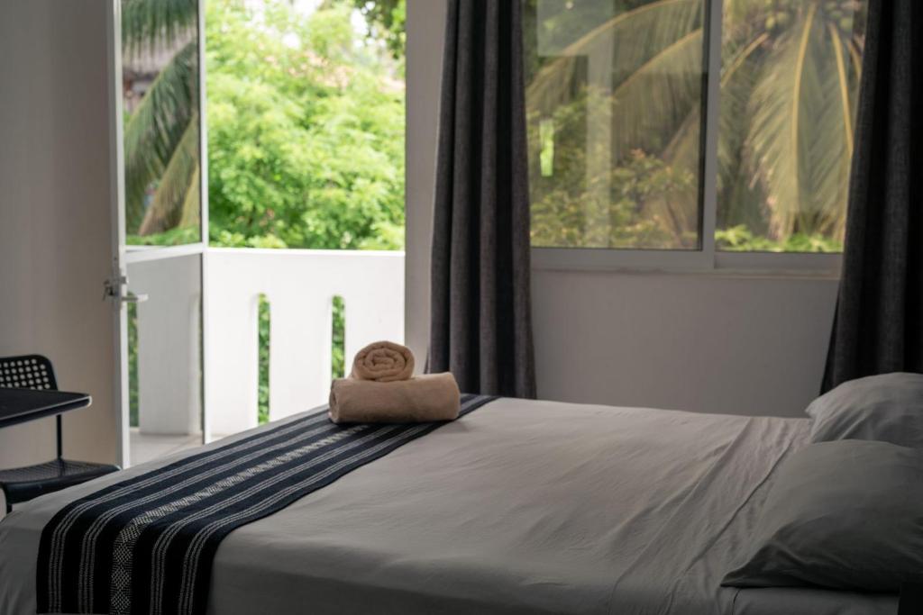 En eller flere senge i et værelse på Private room with king size bed