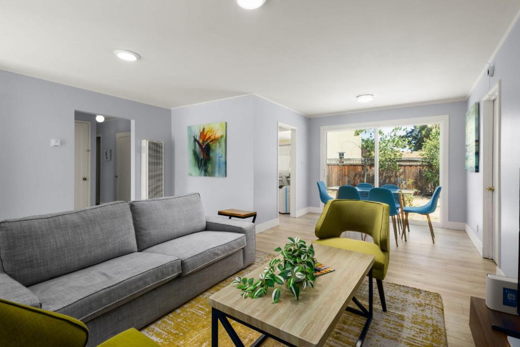 een woonkamer met een bank en een tafel bij Marbella Lane - Alluring & Spacious 3BR Home in Cambrian Park