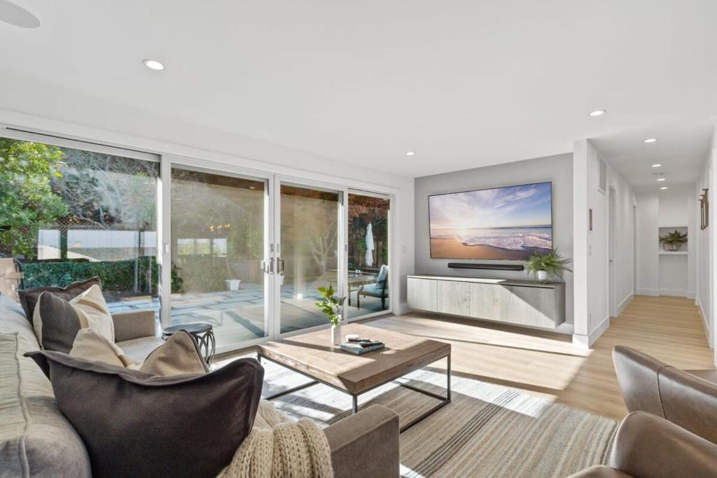 een woonkamer met een bank en een tafel bij Marbella Lane - 3BR w sweeping views of Bay Area in Laurel