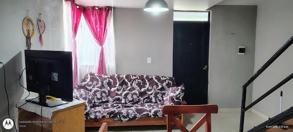 a living room with a couch and a tv at Antün Küyen in Trevelin