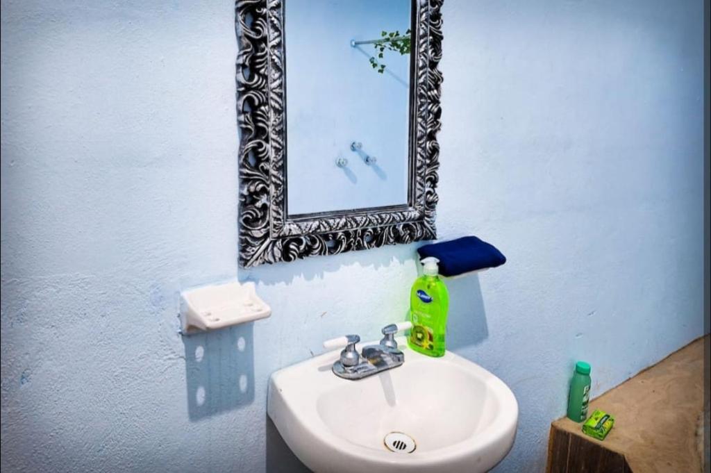 Et badeværelse på La casa Azul en Ticul Yucatán te espera para unos días tranquilos en familia