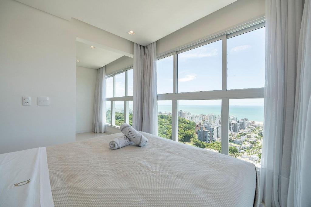 En eller flere senge i et værelse på Riviera Duplex 3 Suítes by Achei Camboriú