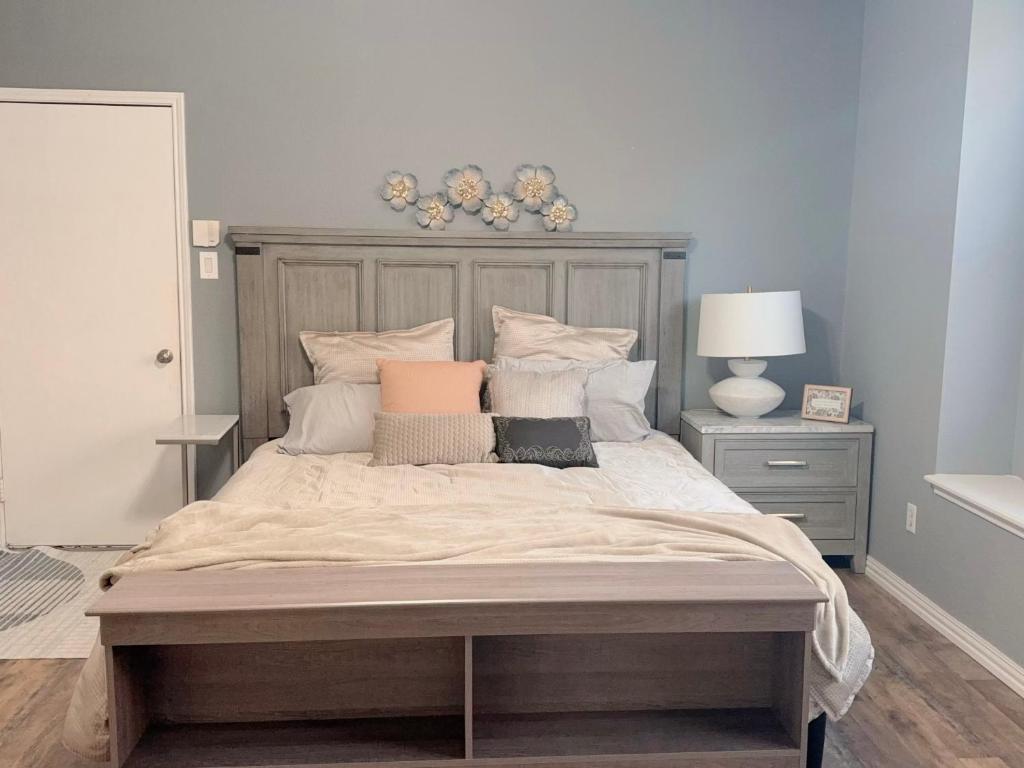 ein Schlafzimmer mit einem großen Bett und Kissen in der Unterkunft Happy Family Inn in McKinney