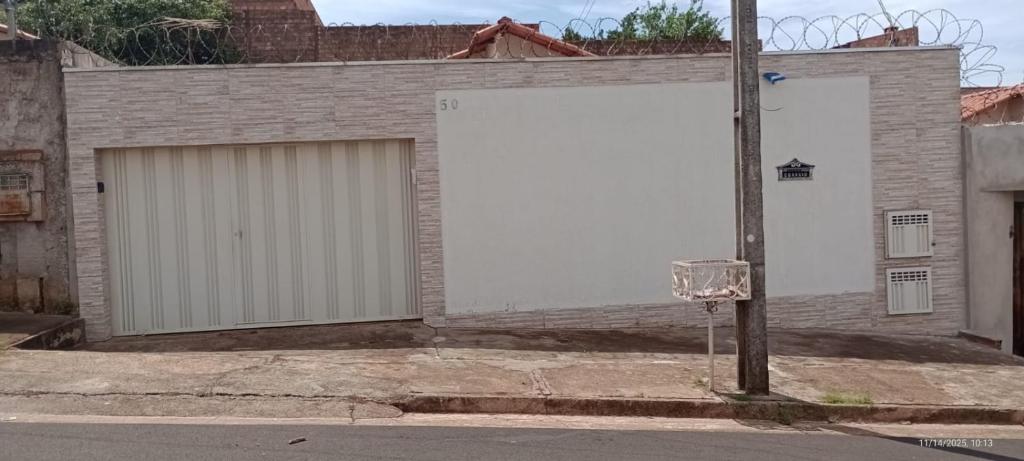 un garage bianco con un canestro da basket davanti di Fique a vontade a Uberaba