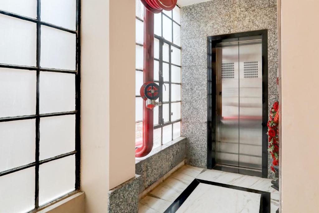 a hallway with windows and a door at Collection O Rai Ka Bagh Near Railway Station Formerly Pioneer Plaza in Jodhpur