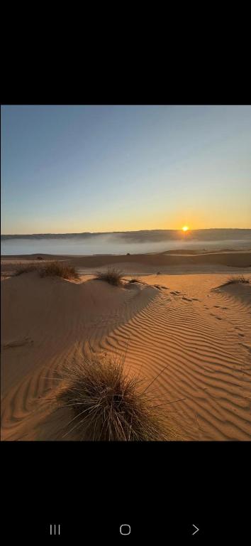 a picture of a desert with the sunset in the background at شاليهات رمال بديه in Al Raka