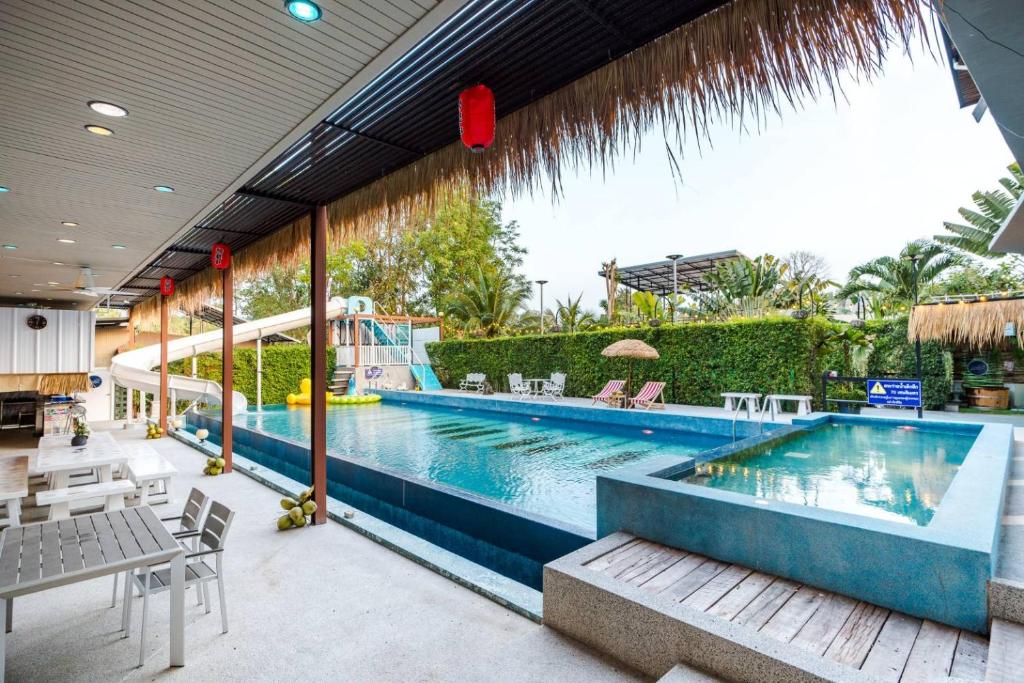 Bazén v ubytování พาลาซิโอ เดอ ปราณี nebo v jeho okolí