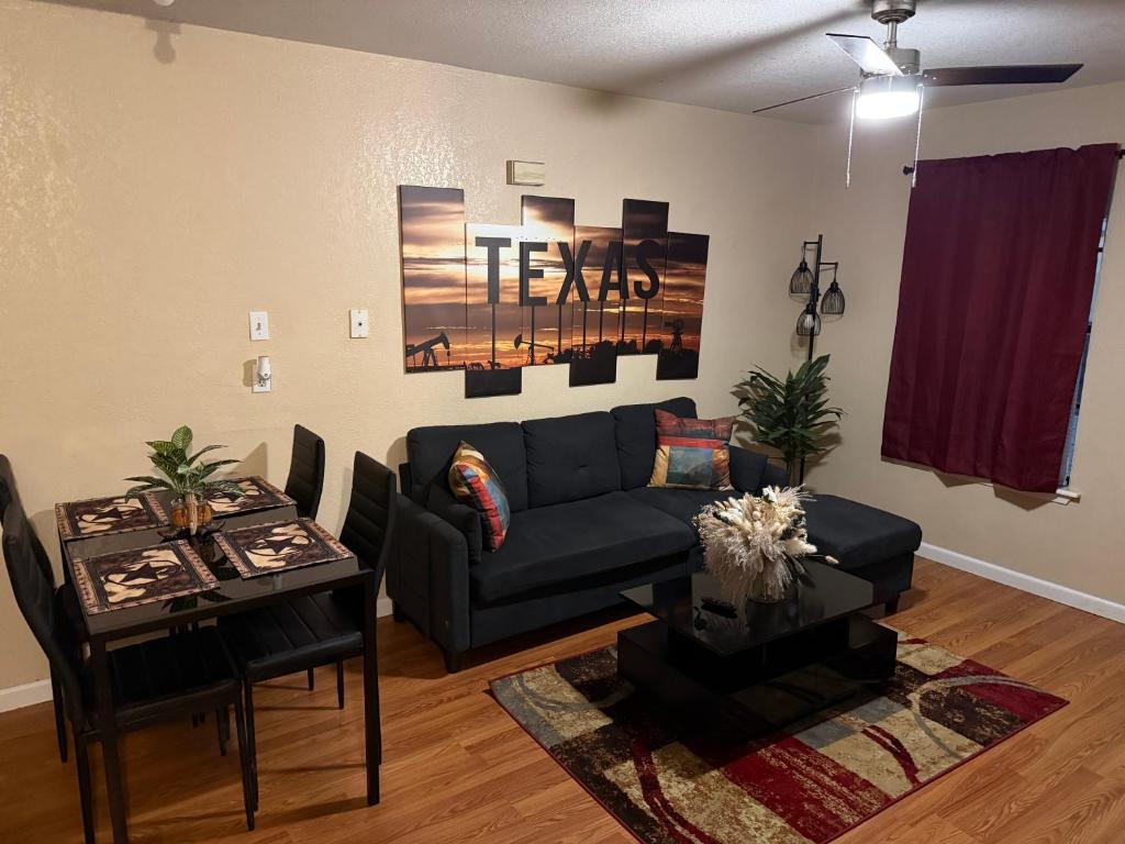 uma sala de estar com um sofá e uma mesa em Eagle Stay 3 em Eagle Pass