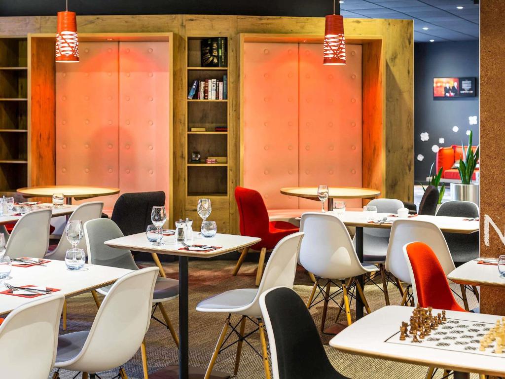 een eetkamer met tafels en stoelen bij ibis Leeds Centre Marlborough Street in Leeds