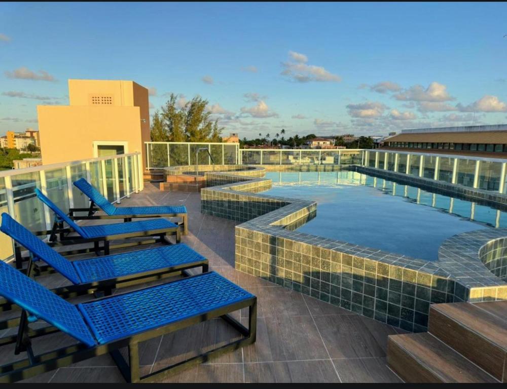 een zwembad op het dak van een gebouw bij Eco mirage Residence in Porto De Galinhas