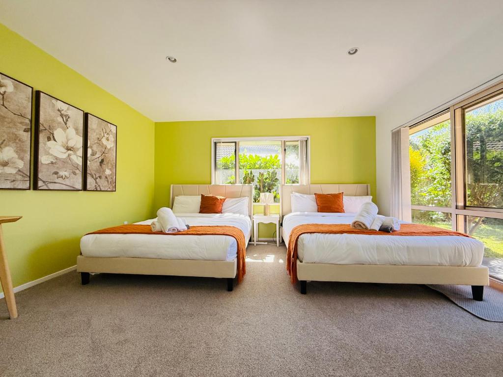 En eller flere senge i et værelse på Large warm 4BRM family recharge in Halswell - Netflix, Massage chair