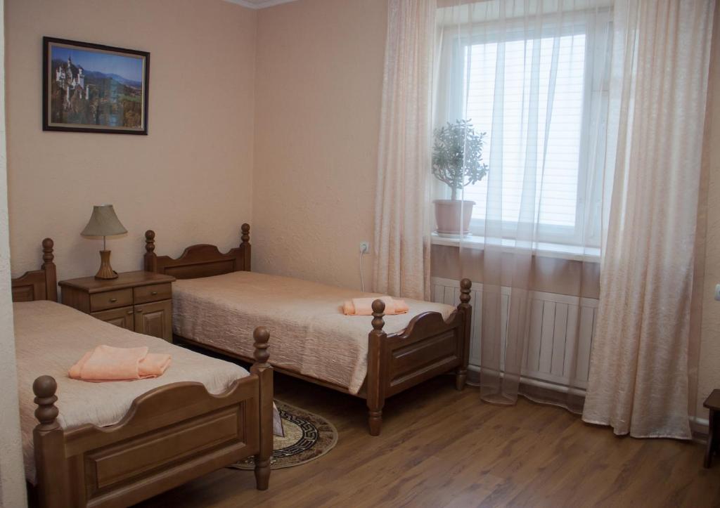 Säng eller sängar i ett rum på Domashny Hotel