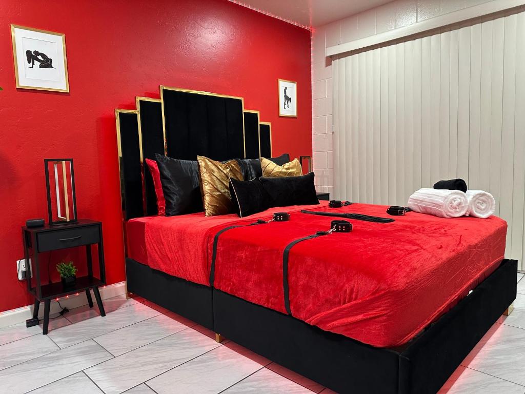 En eller flere senge i et værelse på Romantic Hot Tub Escape Discreet & Private